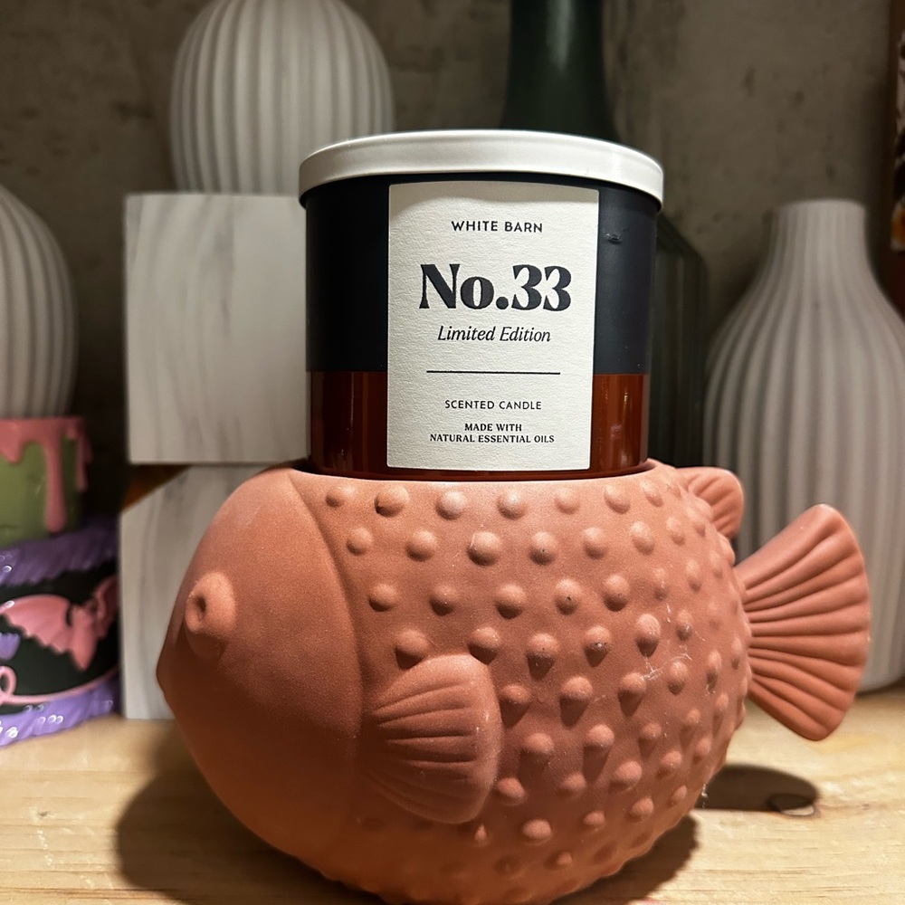 White Barn No.33 Candle in Terracotta Pink Fish Holder